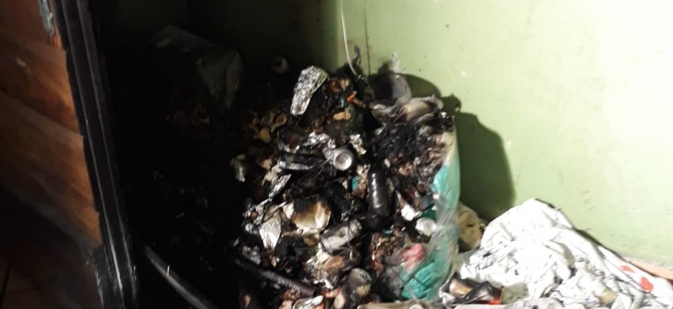 In fiamme un mucchio di rifiuti nell'androne del palazzo, il fumo invade le scale: 19 portati in salvo, in 4 all'ospedale